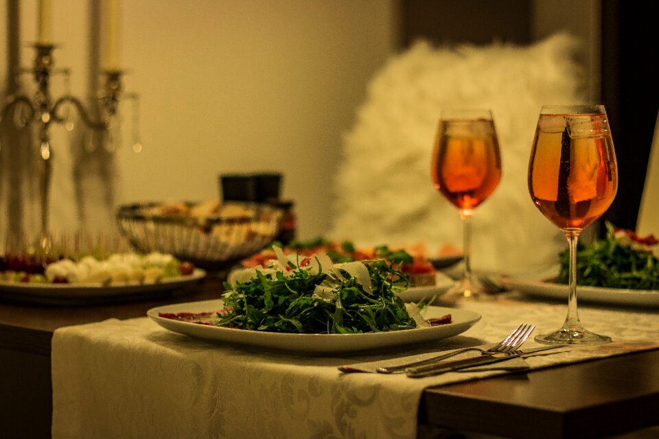 Restaurant gedeckter table wine glasses