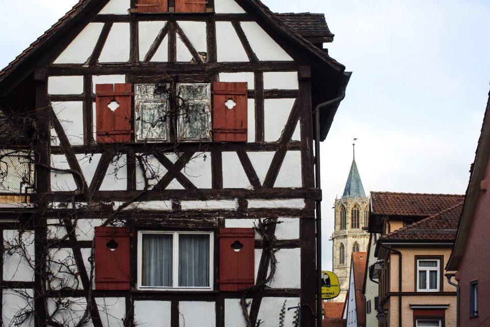 Facade truss house