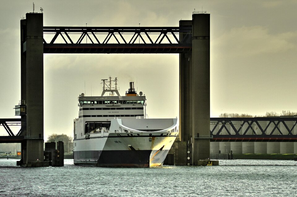 Autoboot caland canal lift bridge