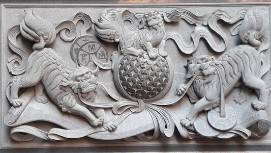 The three lions get the ball auspicious the opening of the ingot