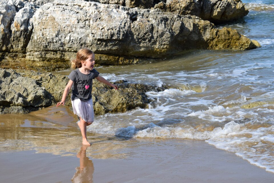 Children rocks waves