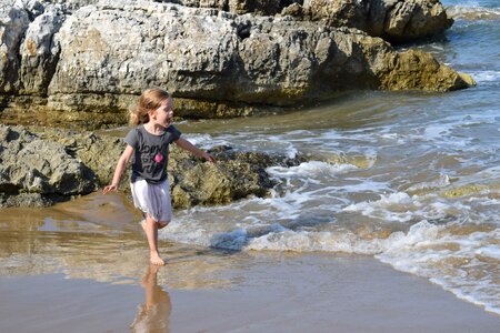 Children rocks waves