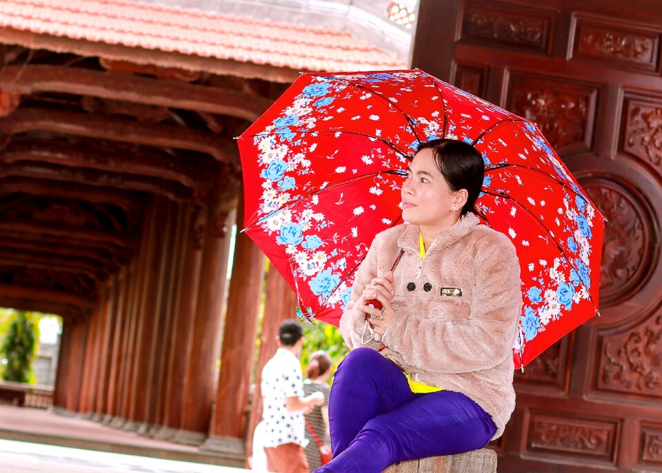 Girl umbrella come rain wood
