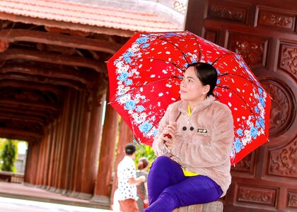Girl umbrella come rain wood