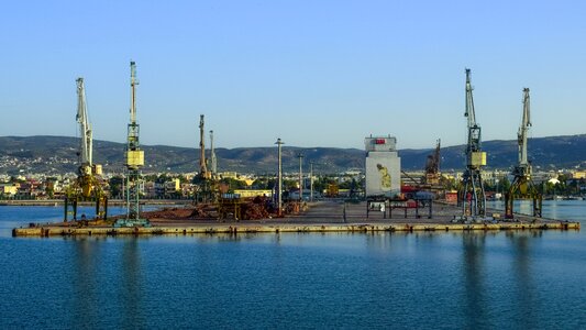 Terminal shipping cargo