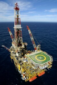 Oil platform mar photo