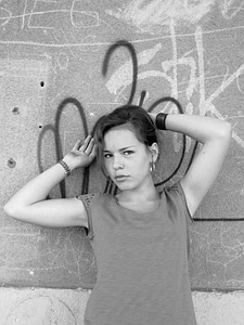 Young woman hauswand