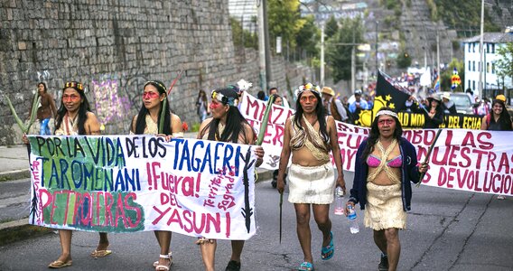 índígena women waorani