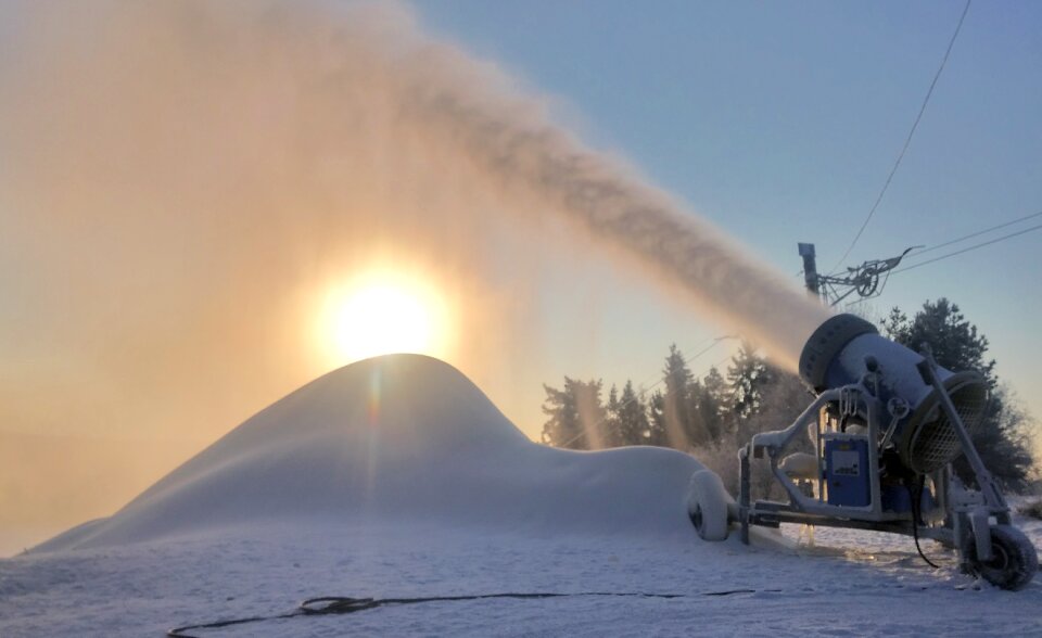 Cannon spray snowmaker