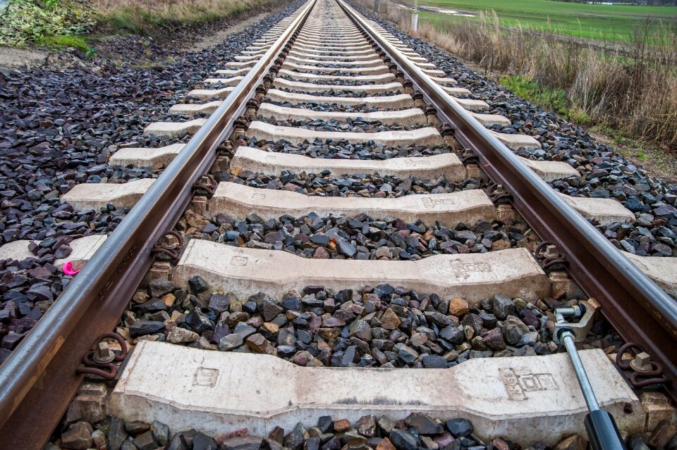 Threshold gravel track bed