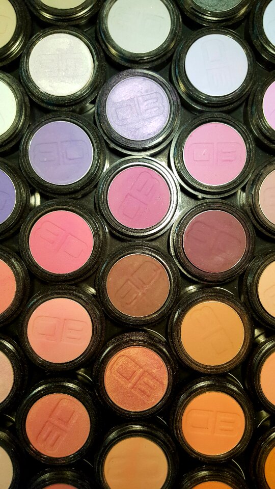 Eye shadow beautician polish