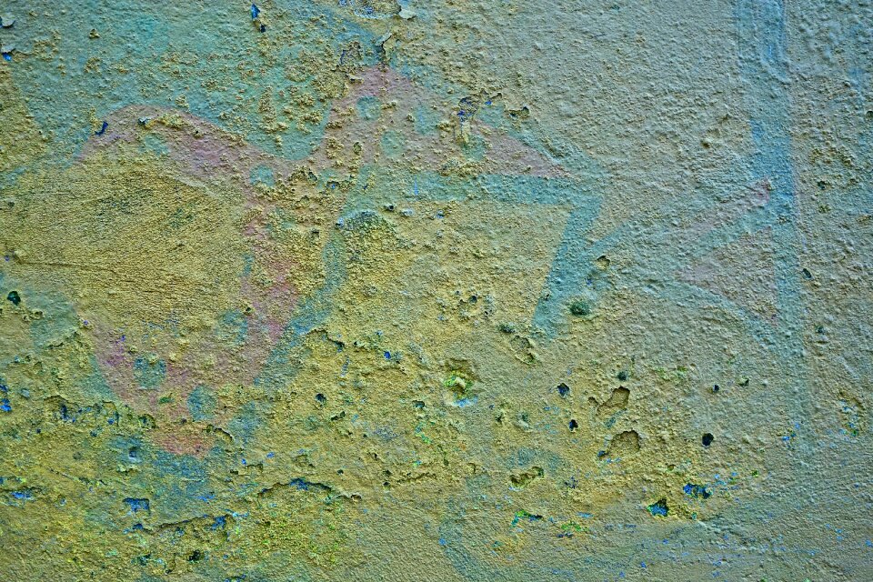 Plaster colored plaster crumbling