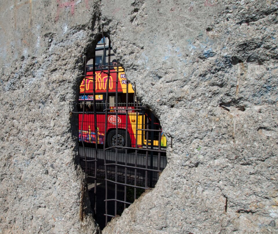 Berlin wall fragment history