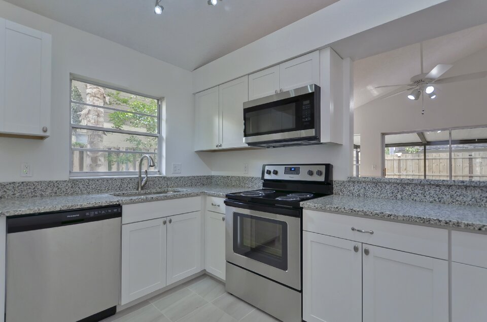 Oven home appliance