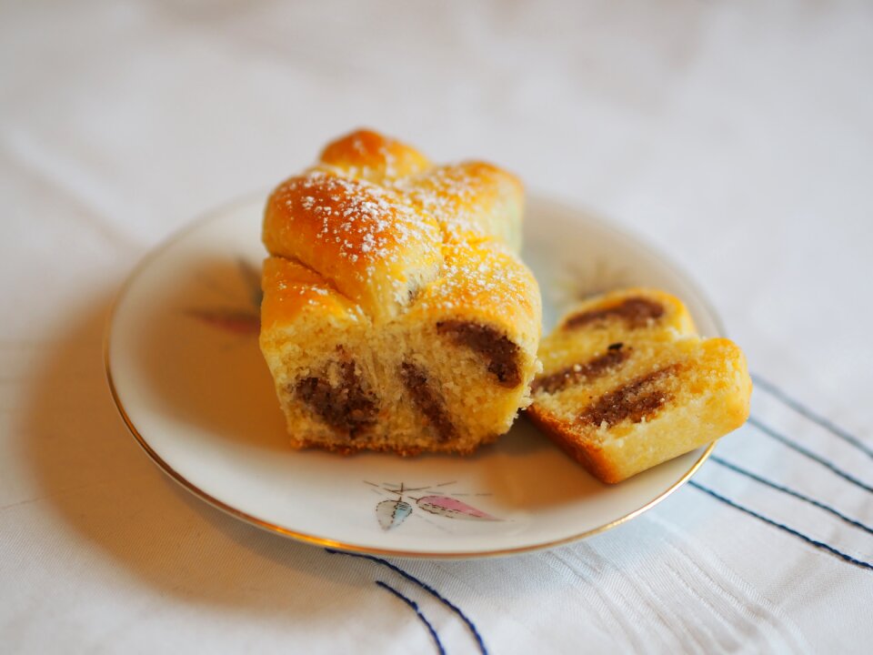 Plate sugar yeast dough