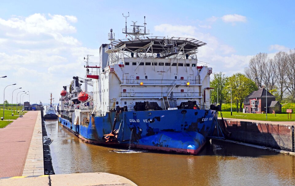 Working ship cable-laying wind park