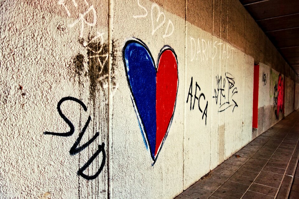 Graffiti spray paint