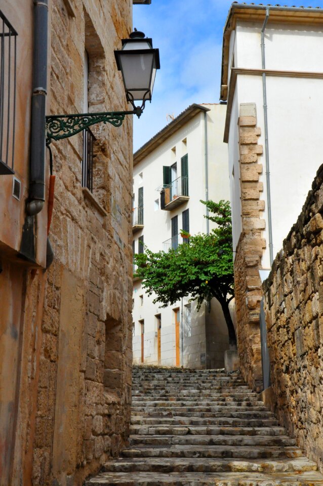 Alley house travel