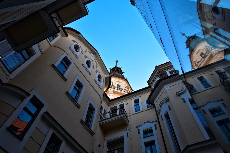 Perspective window building