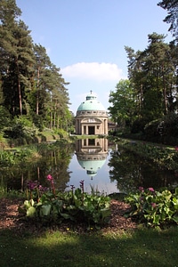 House mirroring building