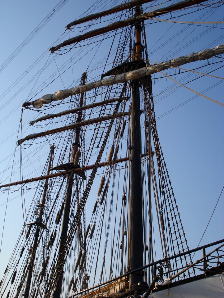 Sail ship mast dew