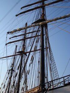 Sail ship mast dew