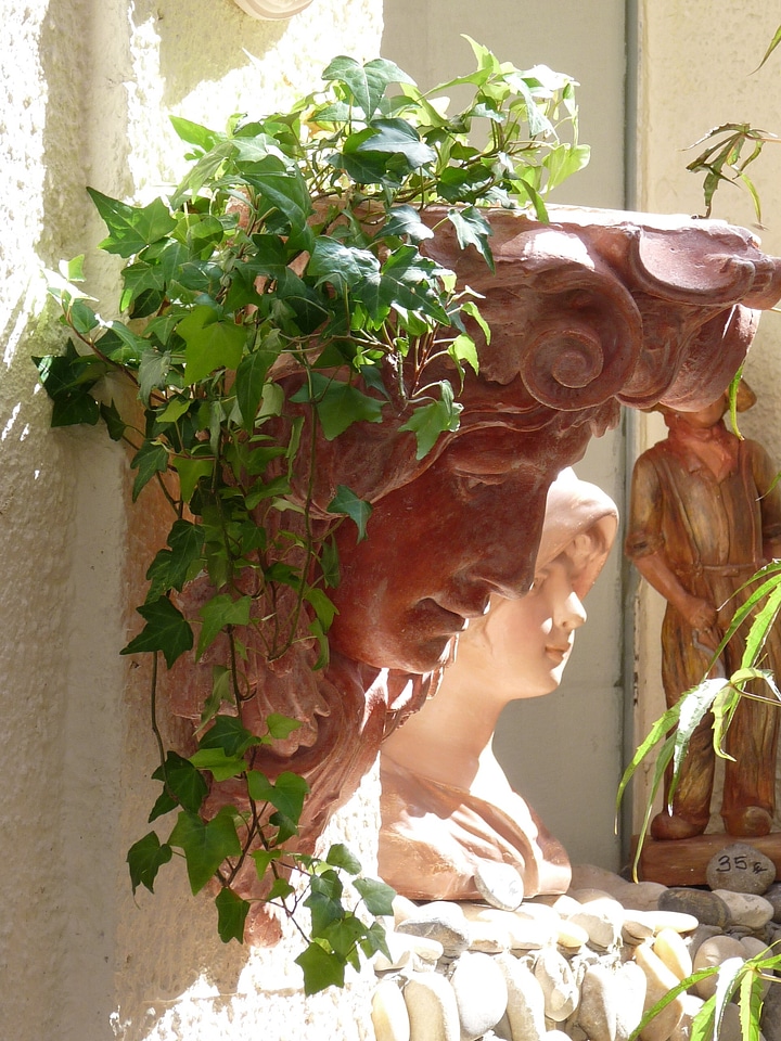 Statue female head amber