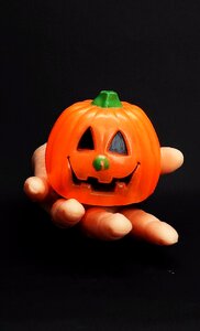 Face finger orange