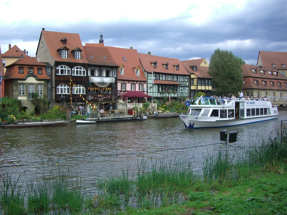 Ship row of houses truss