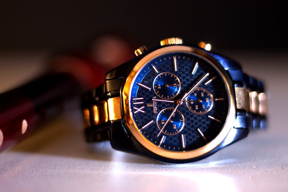 Clock wristwatch gold