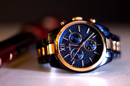Clock wristwatch gold