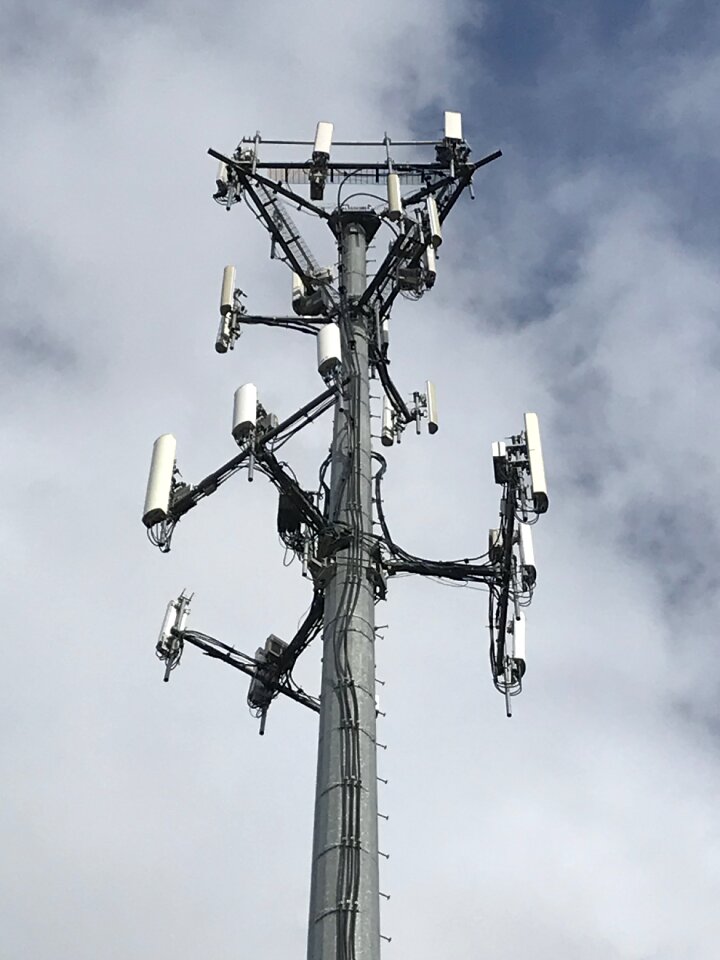 Antenna microwave transmitter cell phone tower
