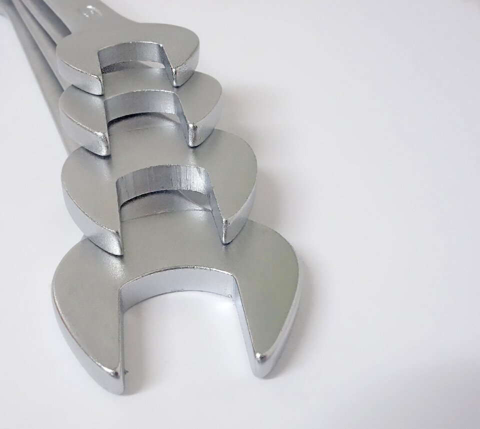 Spanner screw tool
