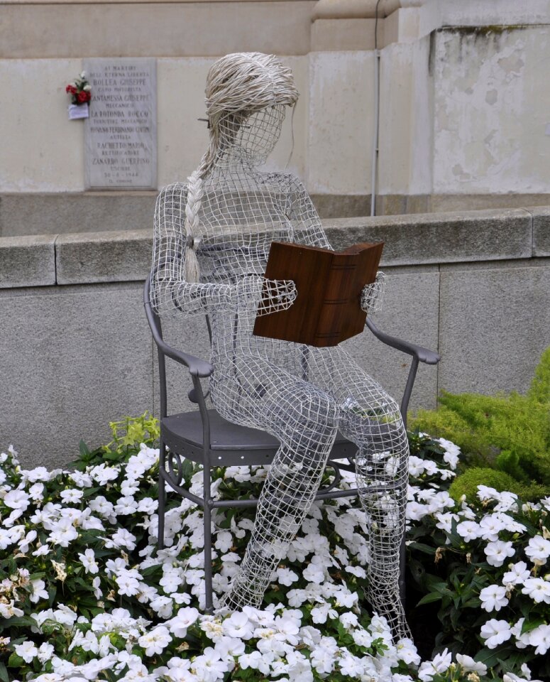 Torino read garden flowers