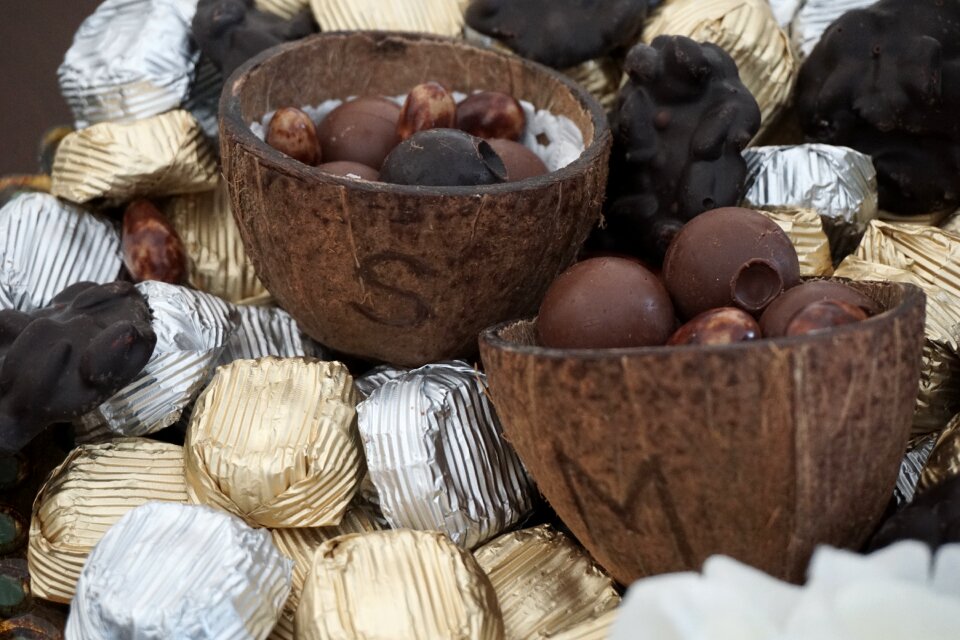 Chocolate coconut shell chocolate-coated tablets