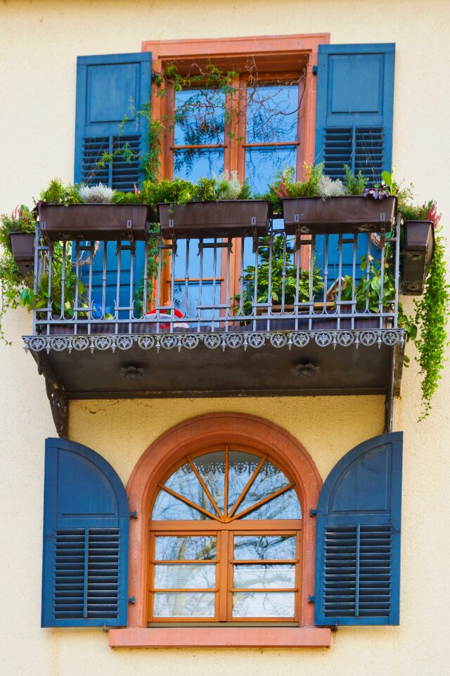 Balcony facade shutter