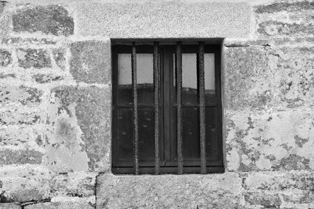 Stones bars former