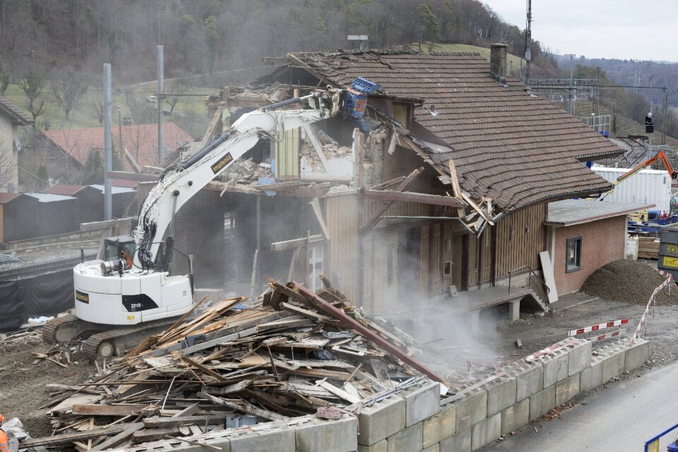 Site house debris photo