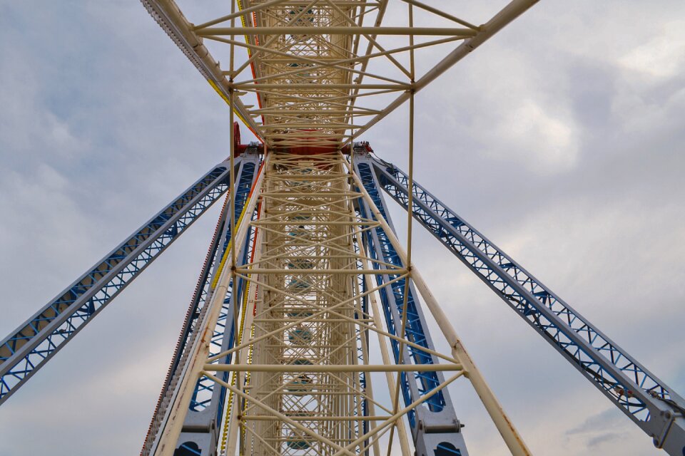 Ferris wheel metal tubes height
