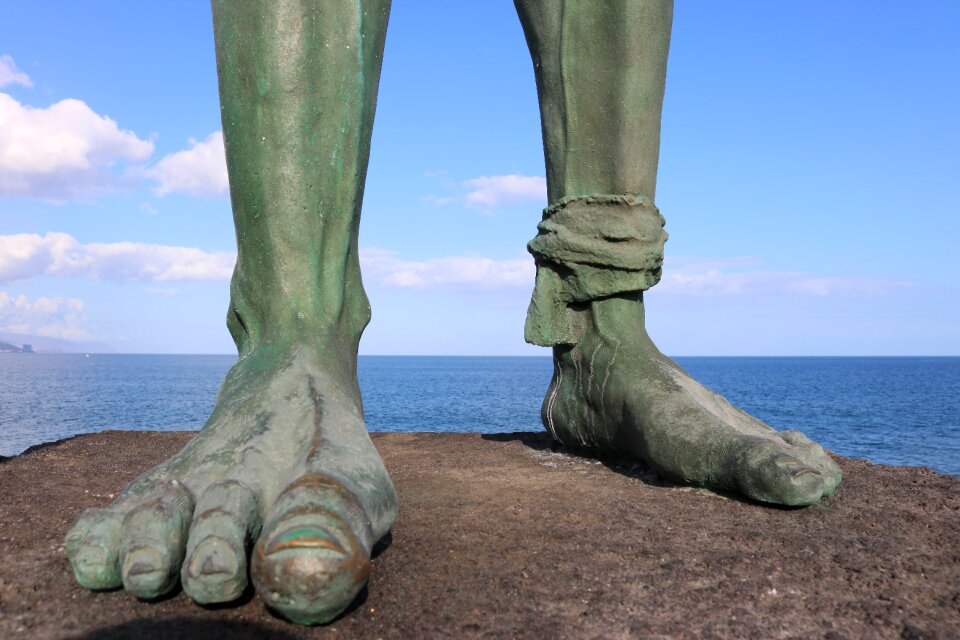 At the court of travel feet