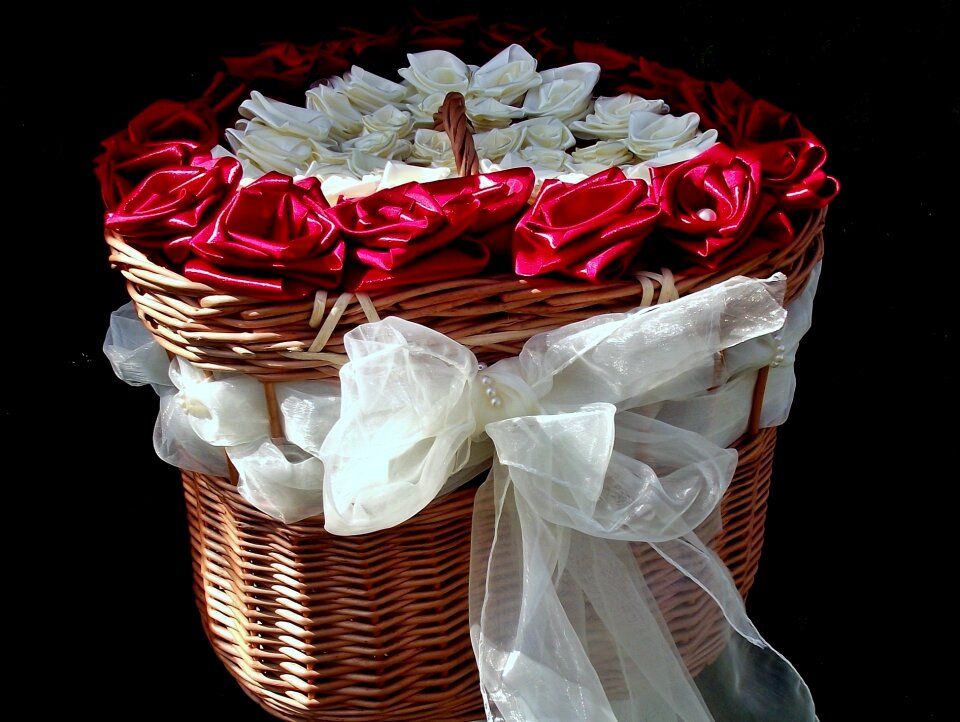 The ribbon flowers roses