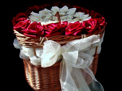 The ribbon flowers roses