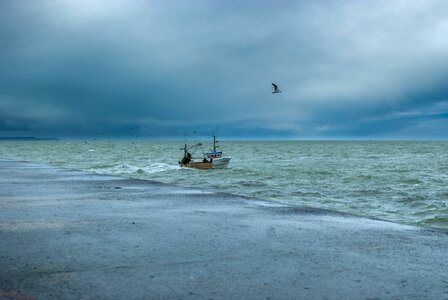 Ocean side boat photo