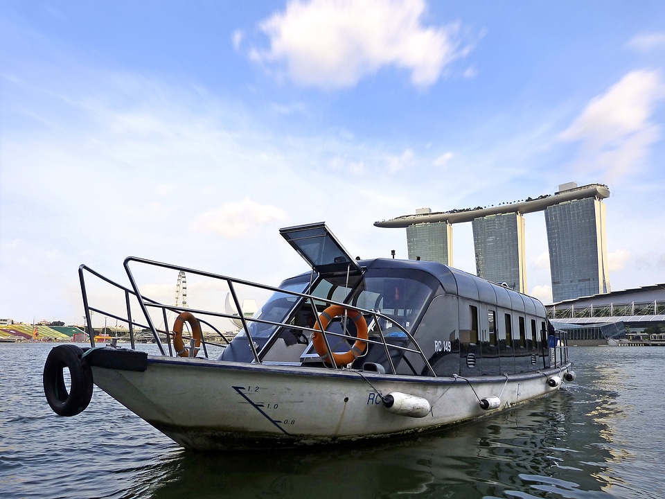 Singapore river blue sky hotel