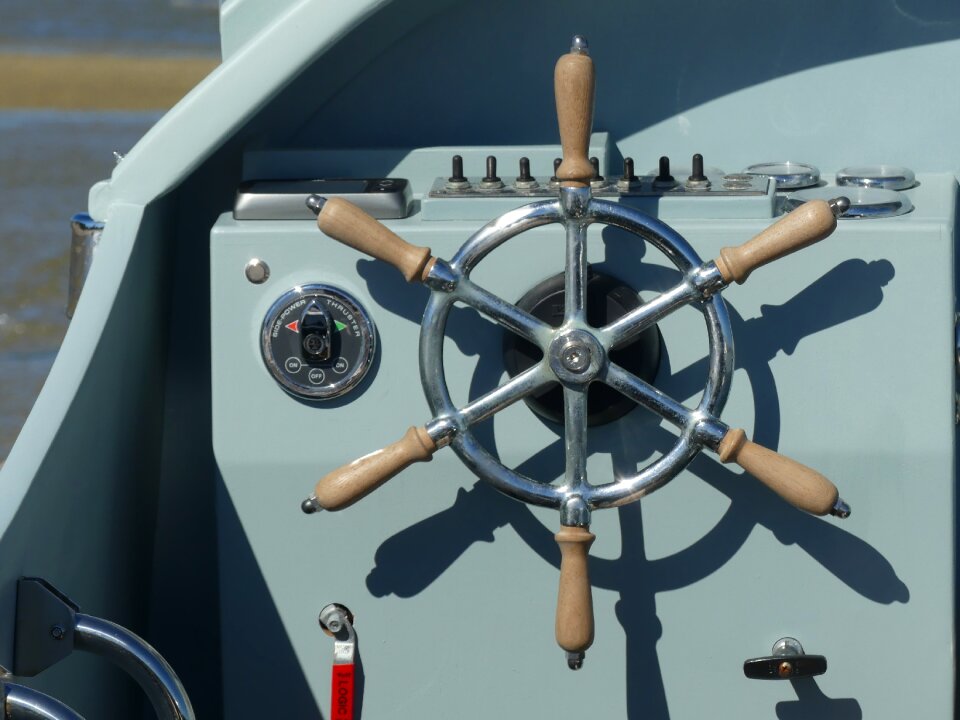 Sea water bar boat