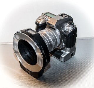 Ring flash lens aperture