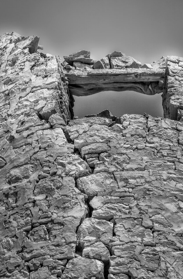Stone wall wall crack