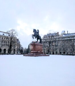 City monument statue