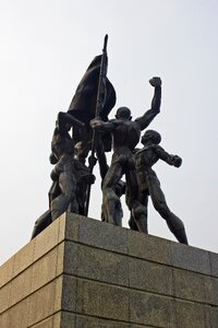People monument art