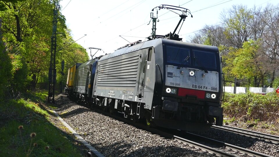 Railway line travel vehicle